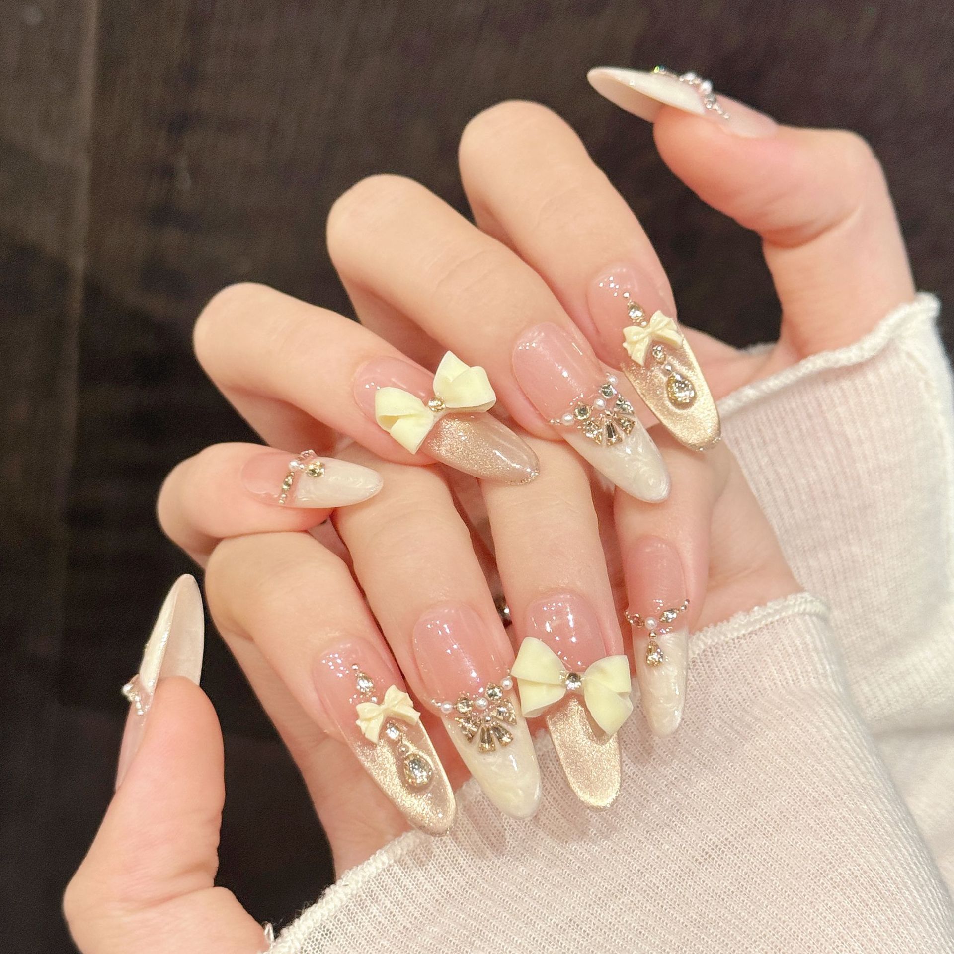 Nail Art Press On - เล็บปลอมทำมือ 10 ชิ้น ลายตาแมวหรูหราเล็กน้อย ปลายเล็บแบบฝรั่งเศสยาว ประดับโบว์เพชร